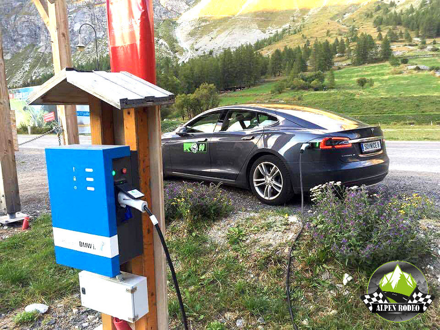 31-alpen-rodeo-2016-youngtimer-oldtimer-electric-cars-adventure-roadtrip-tesla-models-charging-battery.JPG